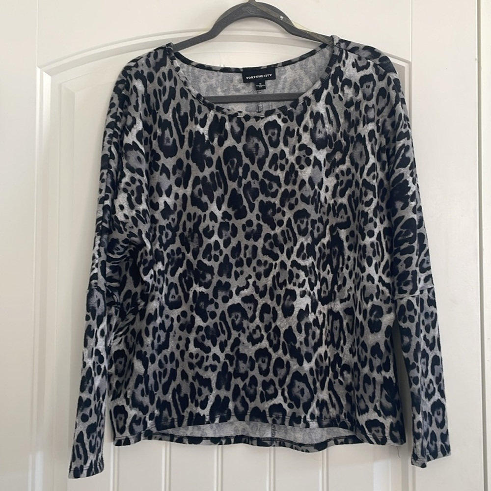 Fortune and Ivy women’s black and gray leopard print top. Size medium.